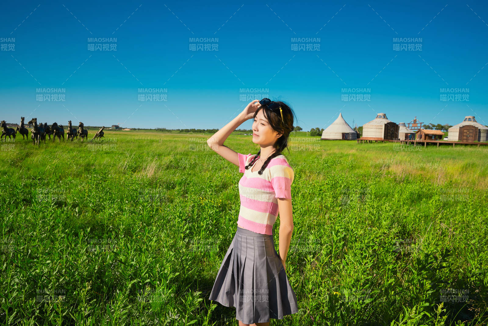 盛夏在草原湿地公园游玩的姑娘