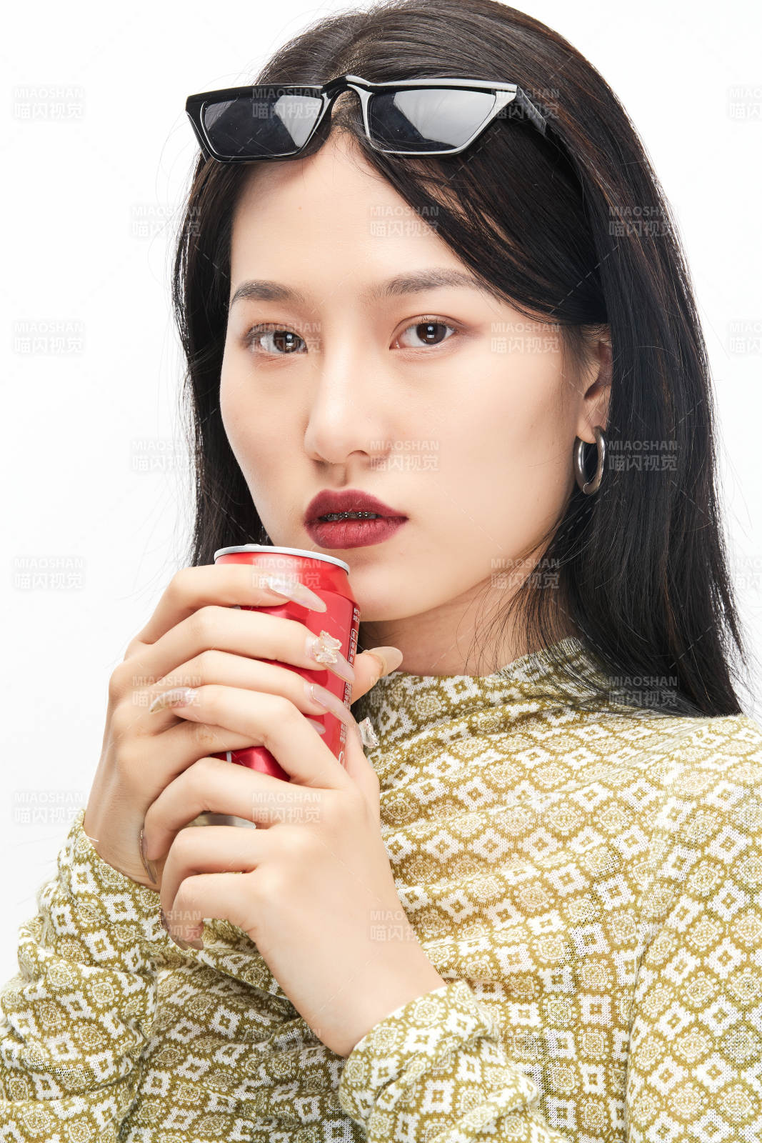 手持饮料穿着复古的亚洲少女