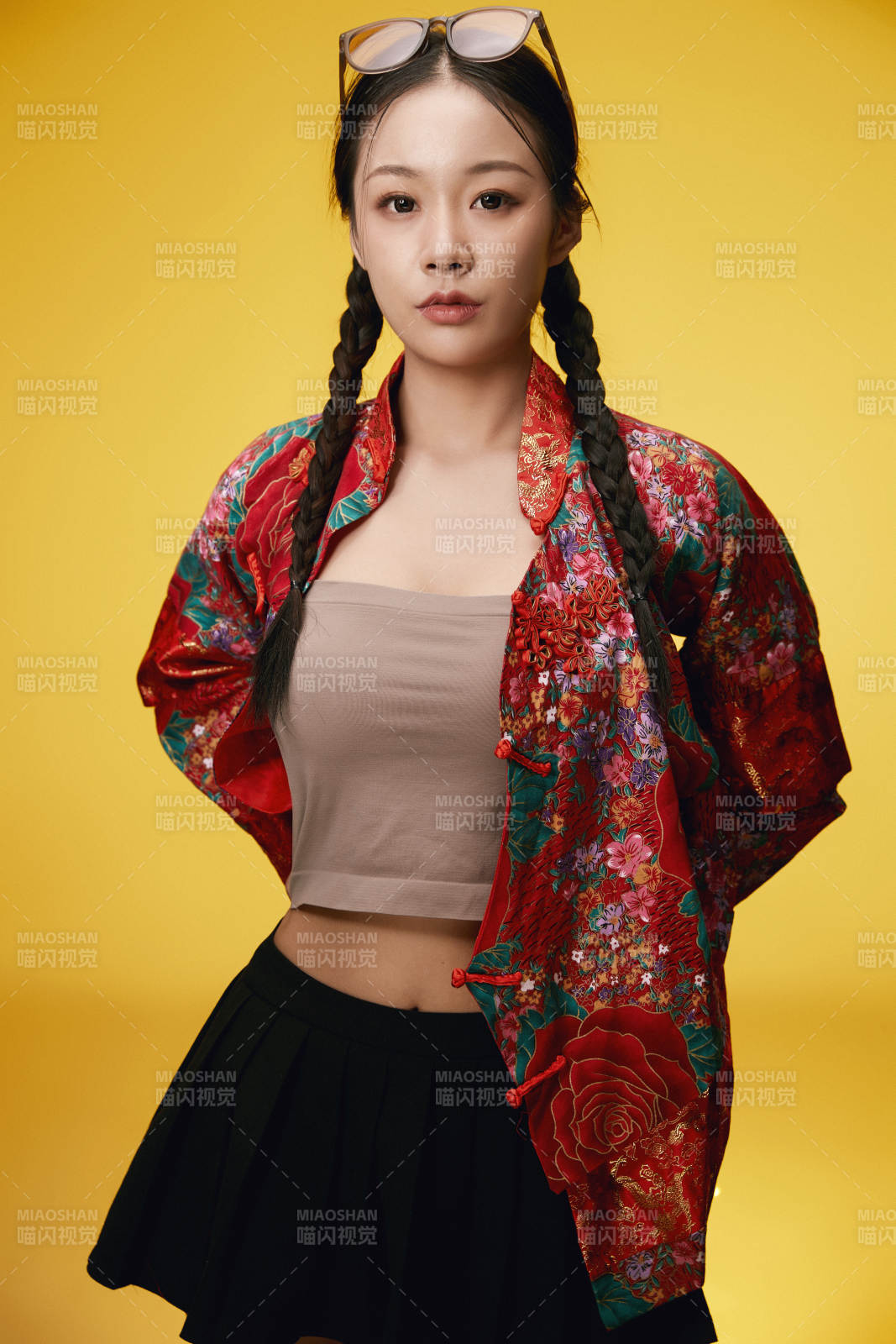 黄色背景下的活泼可爱女大学生