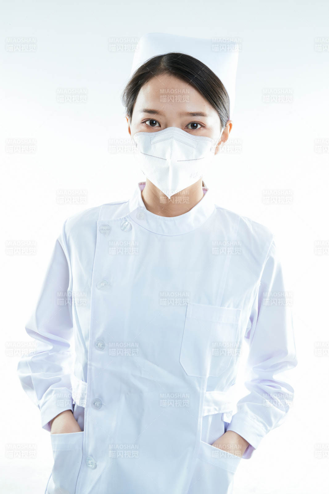 身穿护士的年轻女性医护人员图片