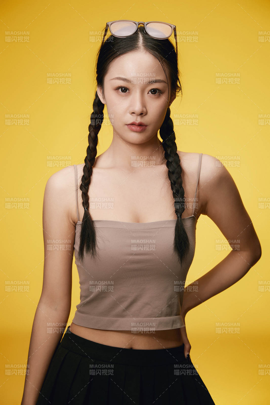 黄色背景下的活泼可爱女大学生