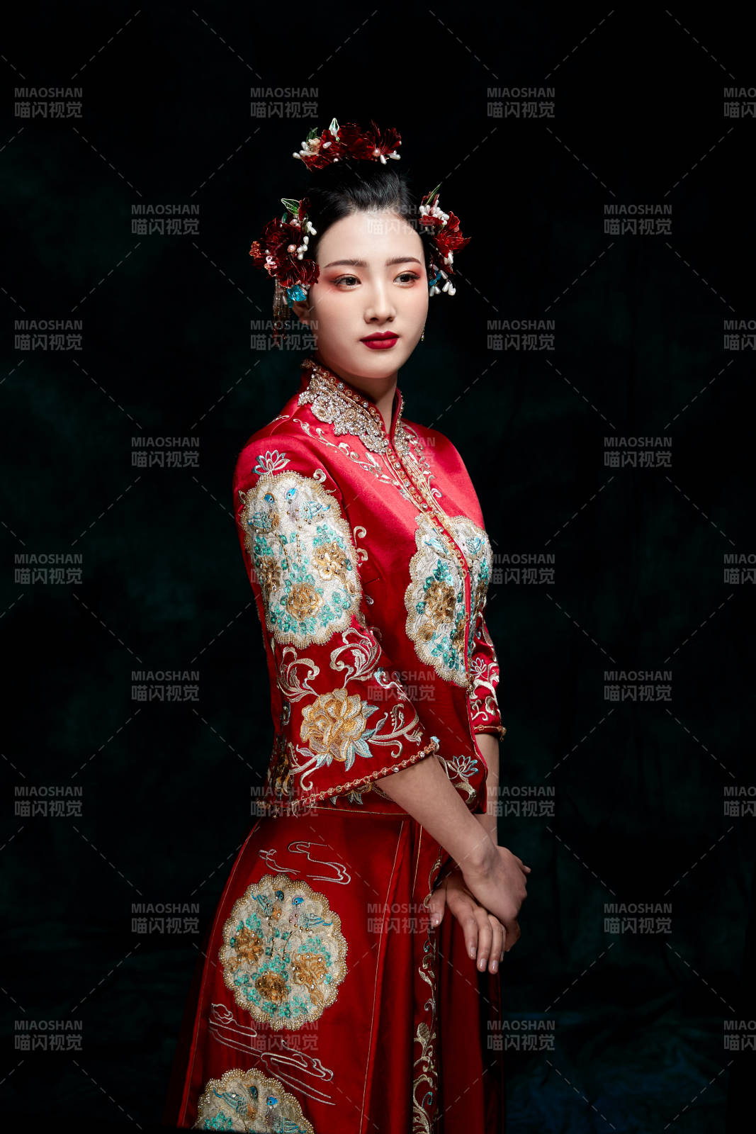 穿著中式秀禾服的亞洲少女