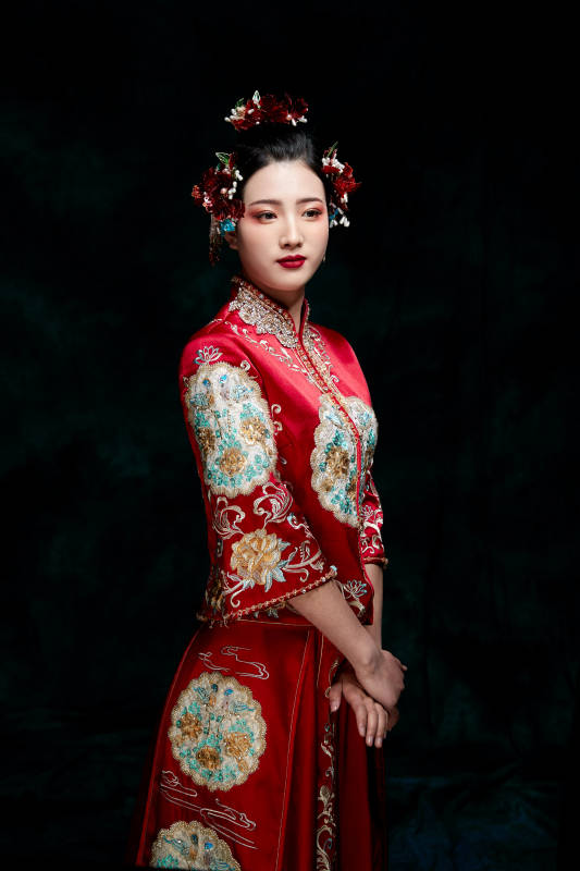 穿著中式秀禾服的亞洲少女