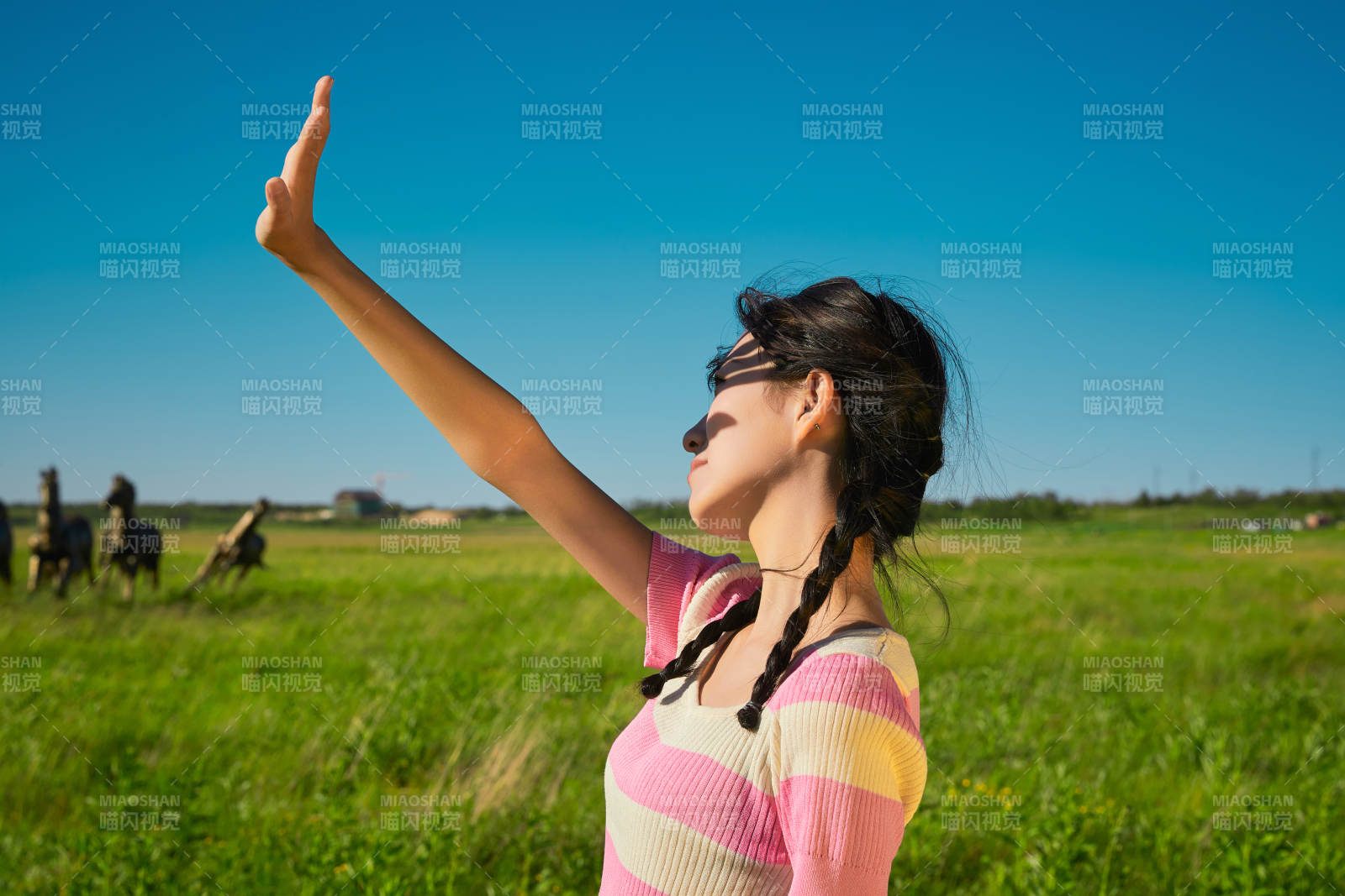 盛夏在草原湿地公园游玩的姑娘