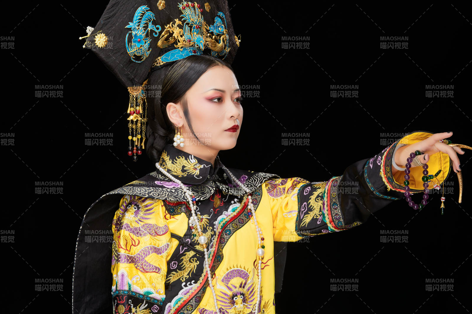 黑色背景下的清代皇后古装造型清朝古装