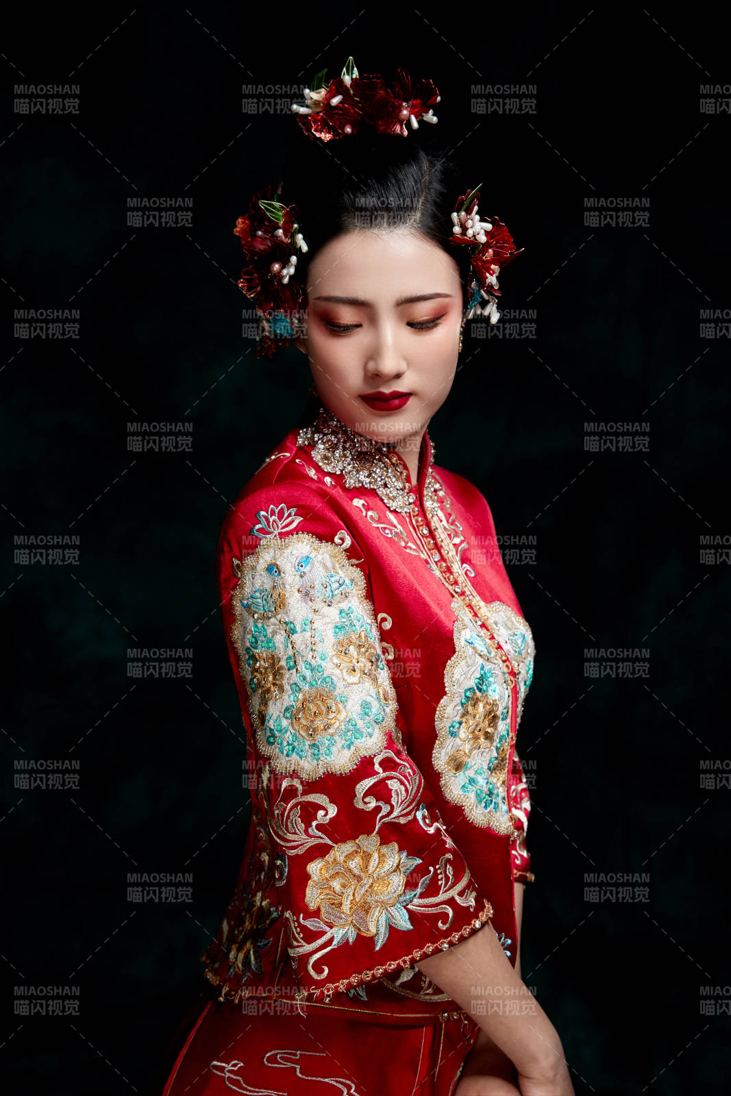 穿着中式秀禾服的亚洲少女