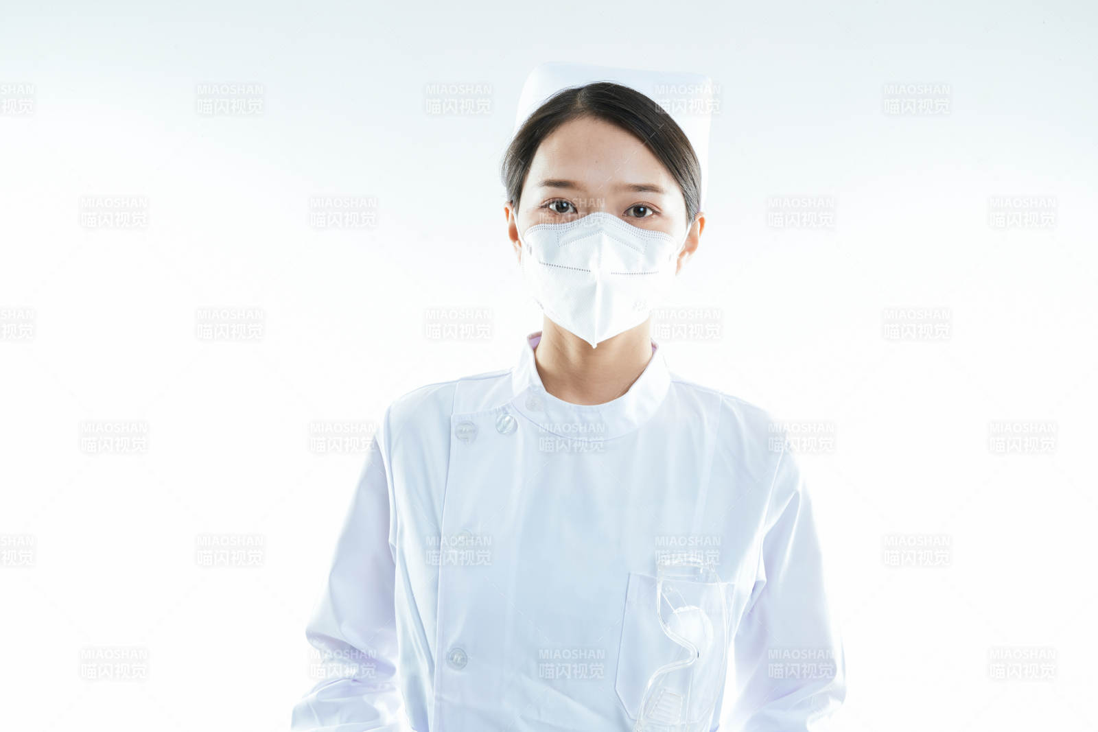 身穿护士的年轻女性医护人员图片