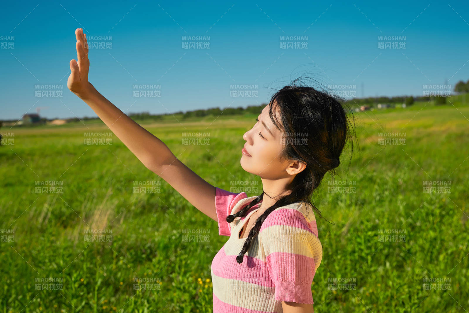 盛夏在草原濕地公園游玩的姑娘