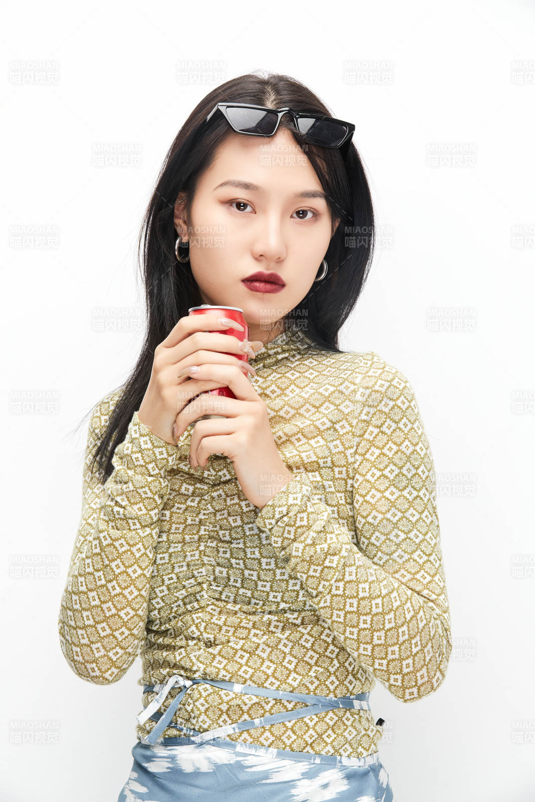 手持饮料穿着复古的亚洲少女