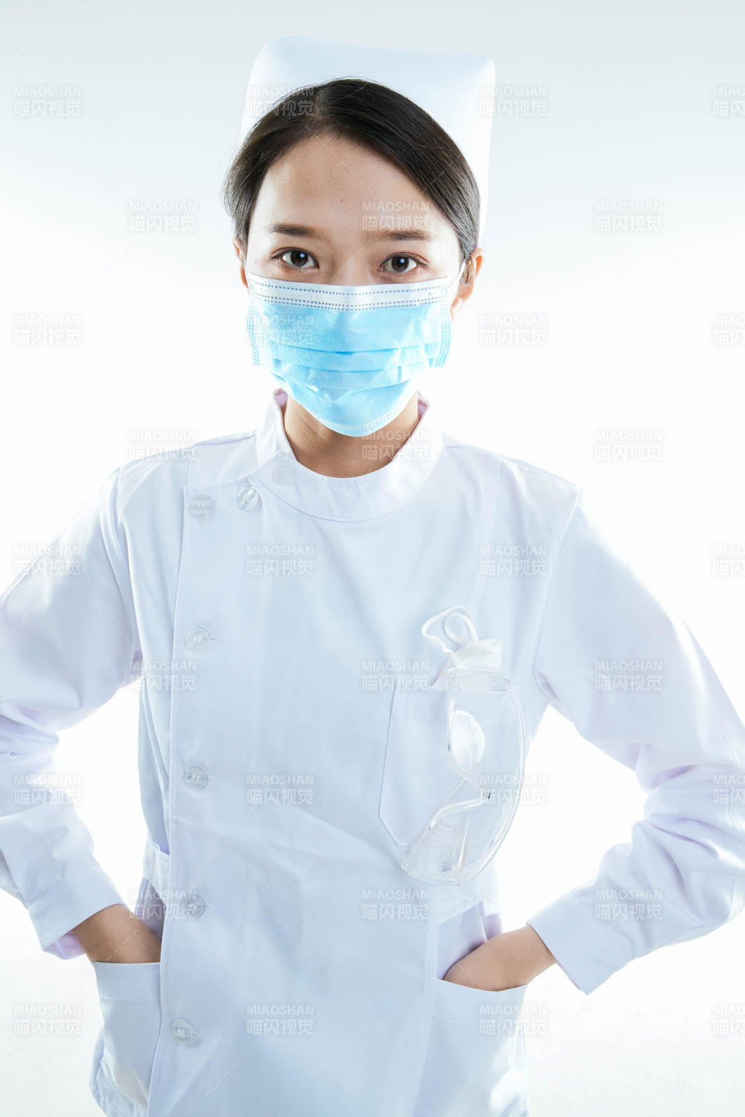 身穿护士的年轻女性医护人员