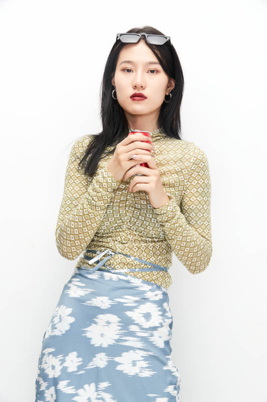 手持饮料穿着复古的亚洲少女