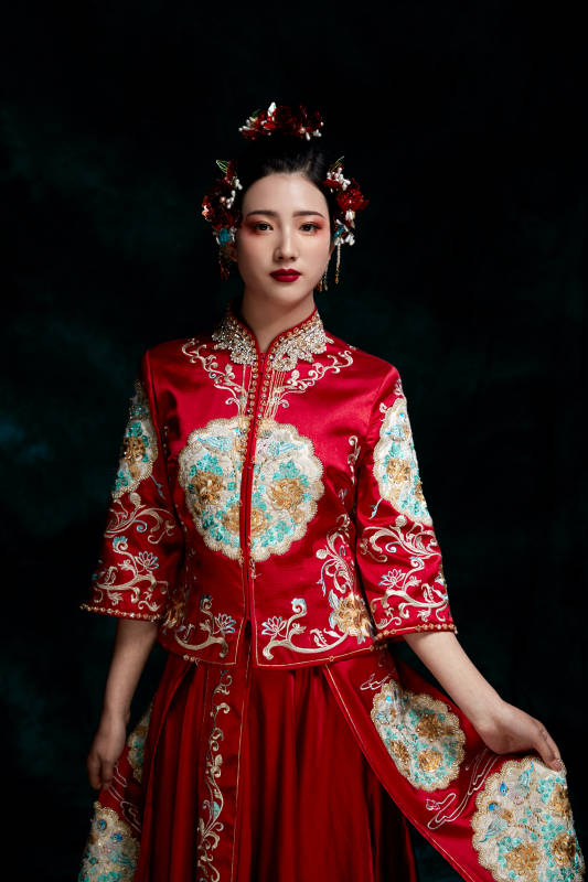 穿着中式秀禾服的亚洲少女