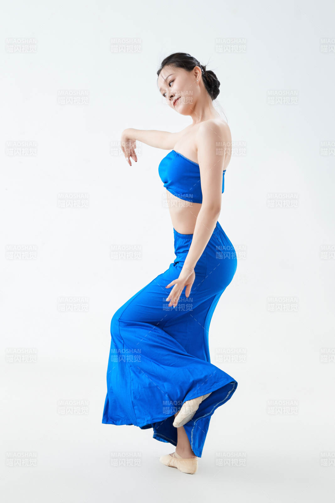 穿着傣族服饰跳孔雀舞的少女