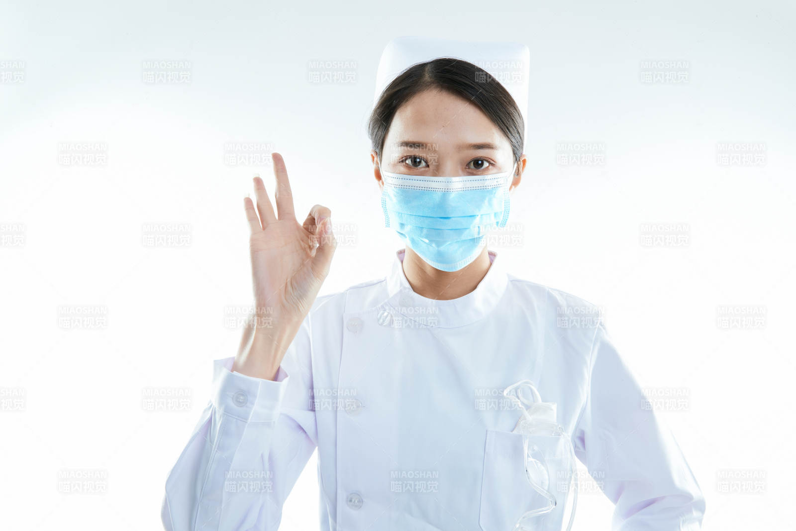 身穿护士的年轻女性医护人员图片