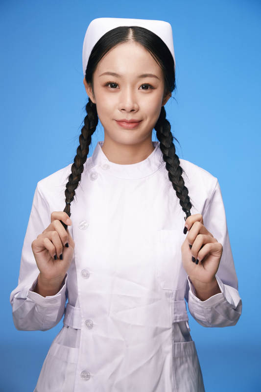 身穿白色护士服的年轻护士形象