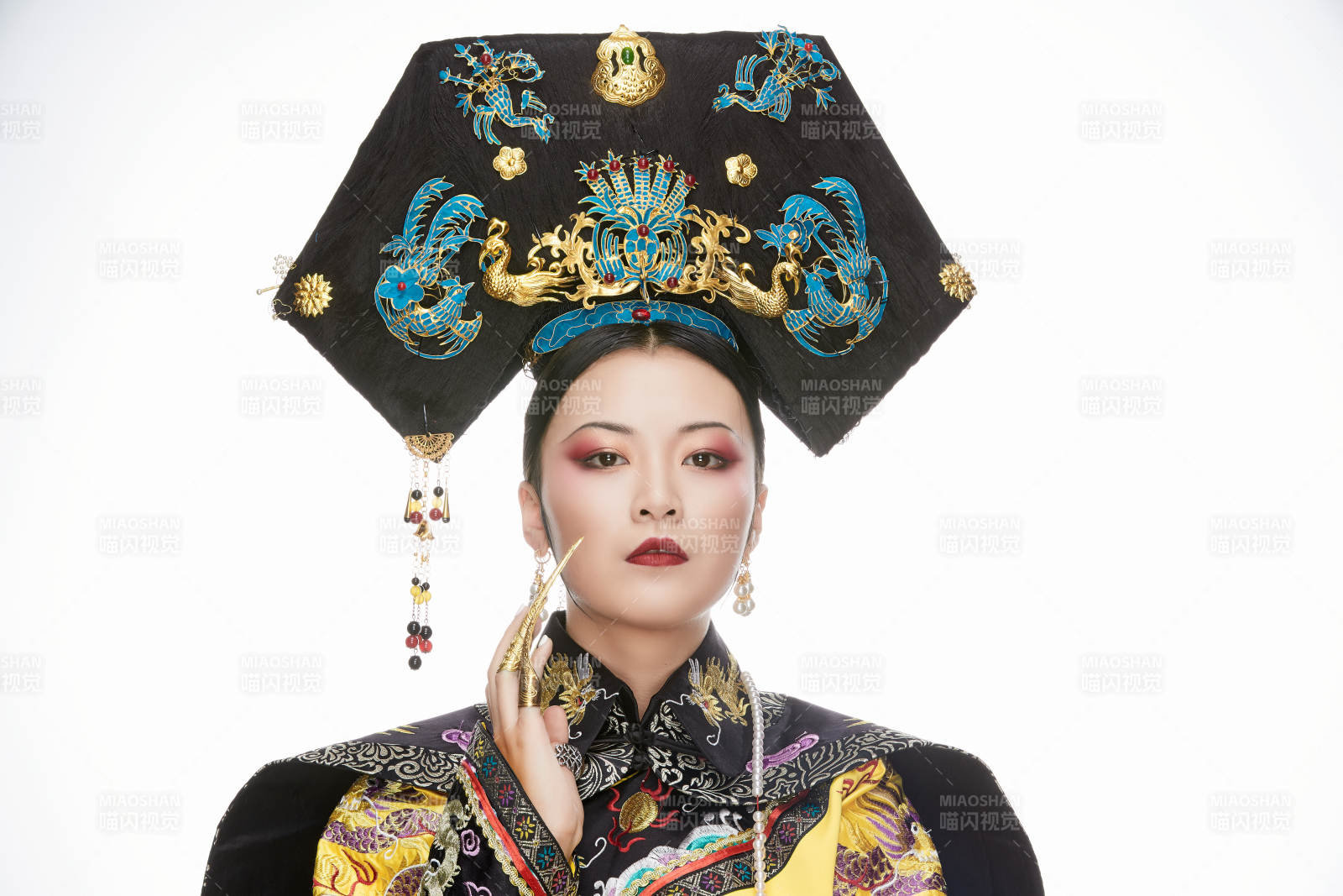 白色背景下的清代皇后古装造型清朝古装