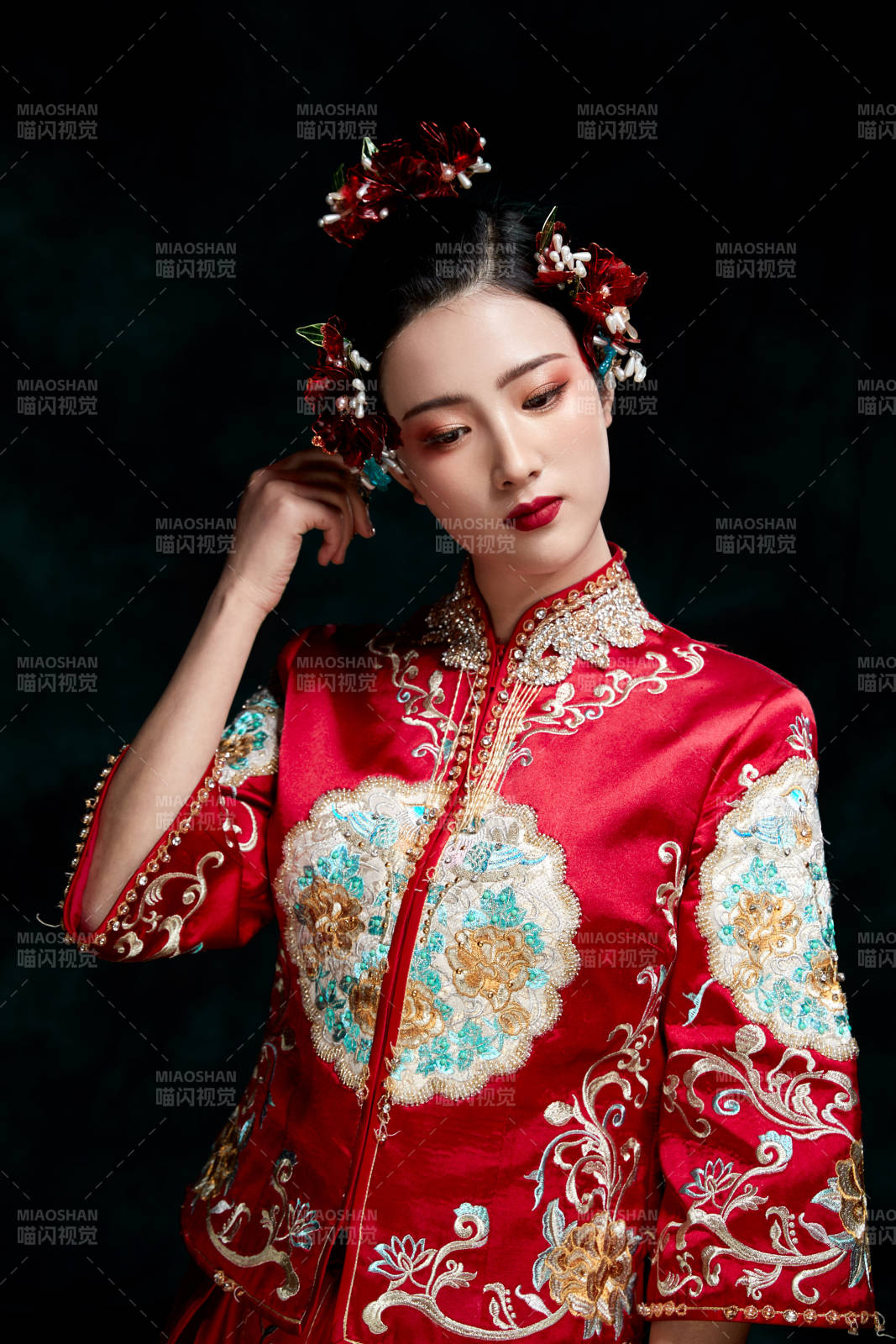 穿着中式秀禾服的亚洲少女