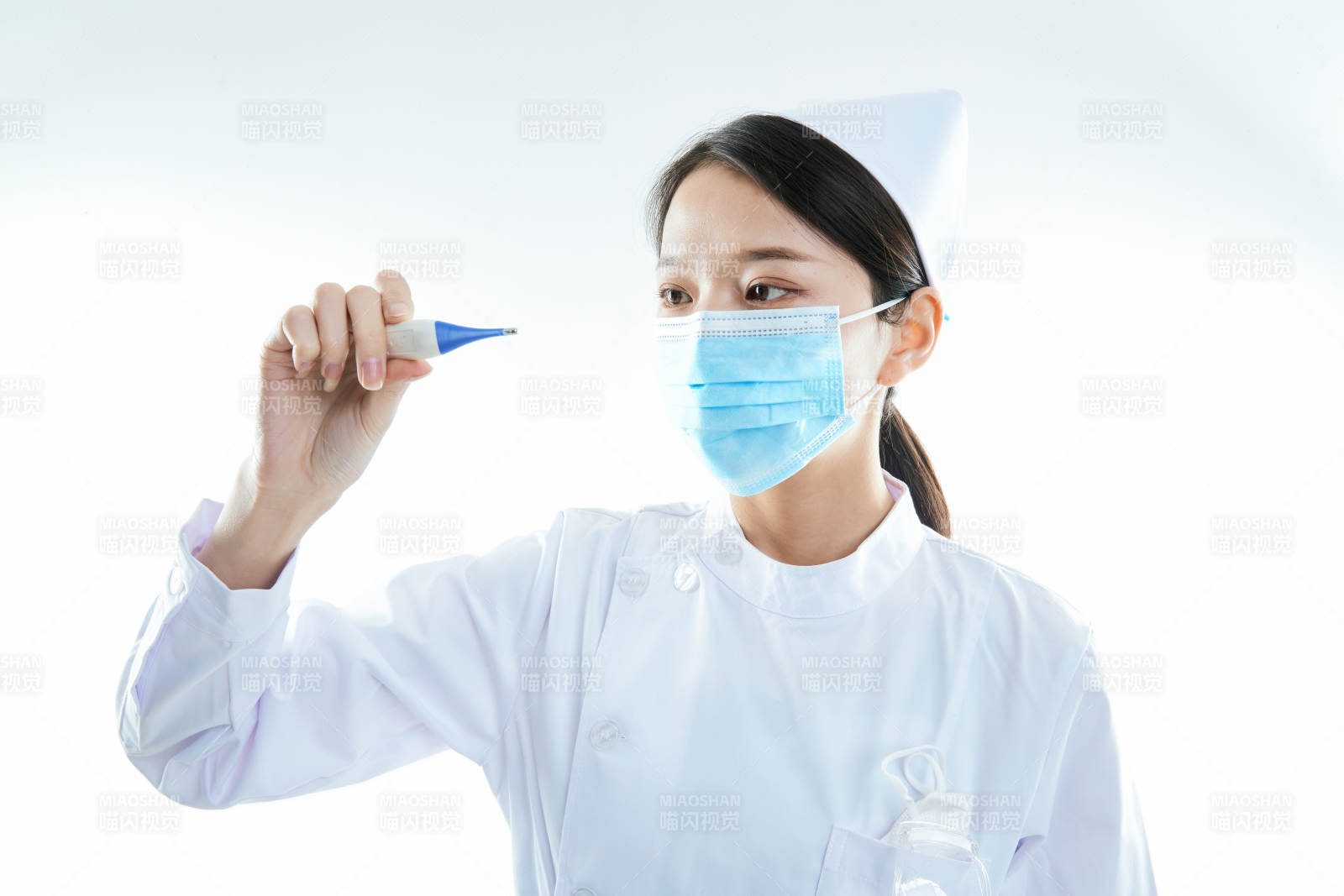 身穿护士的年轻女性医护人员