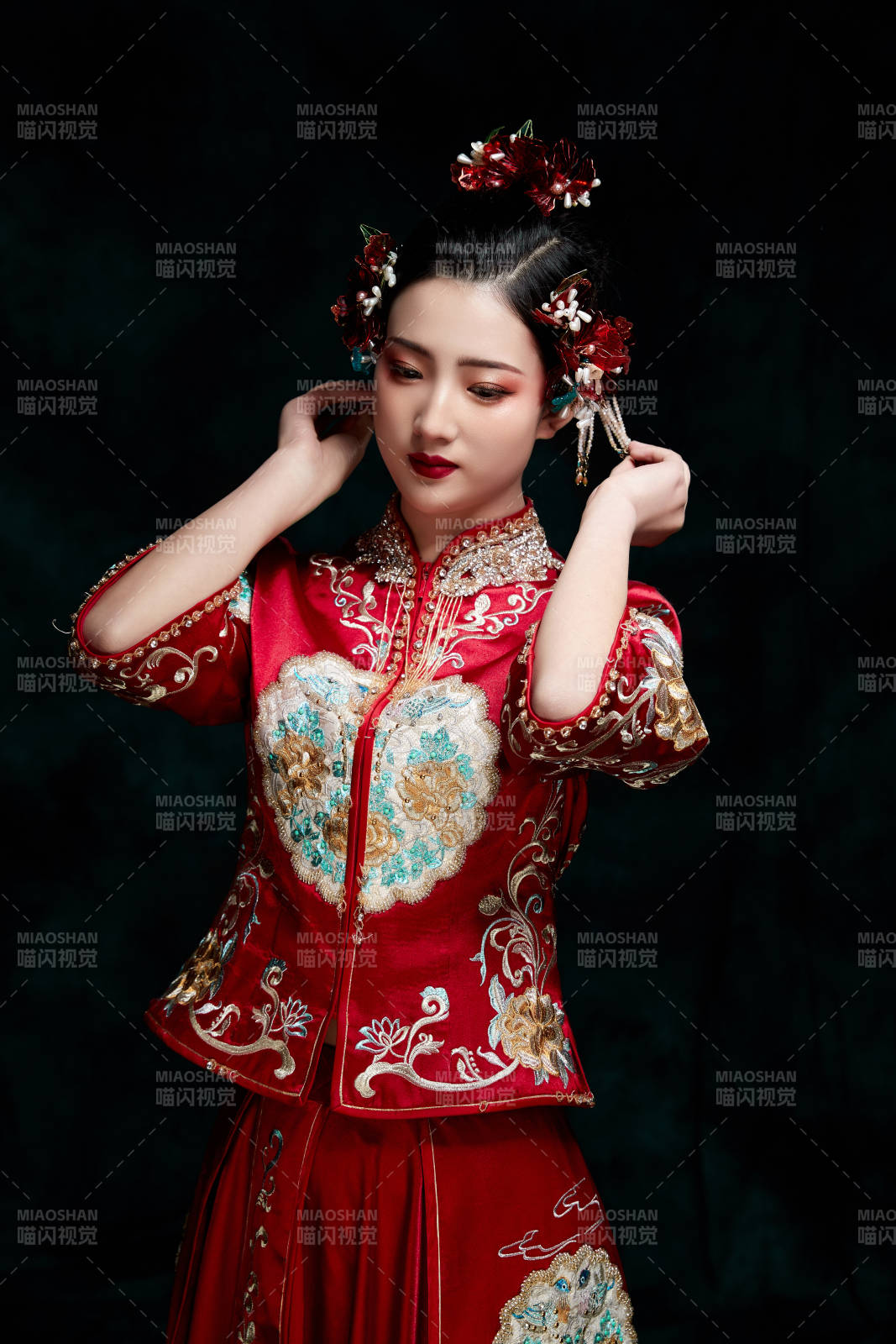 穿着中式秀禾服的亚洲少女