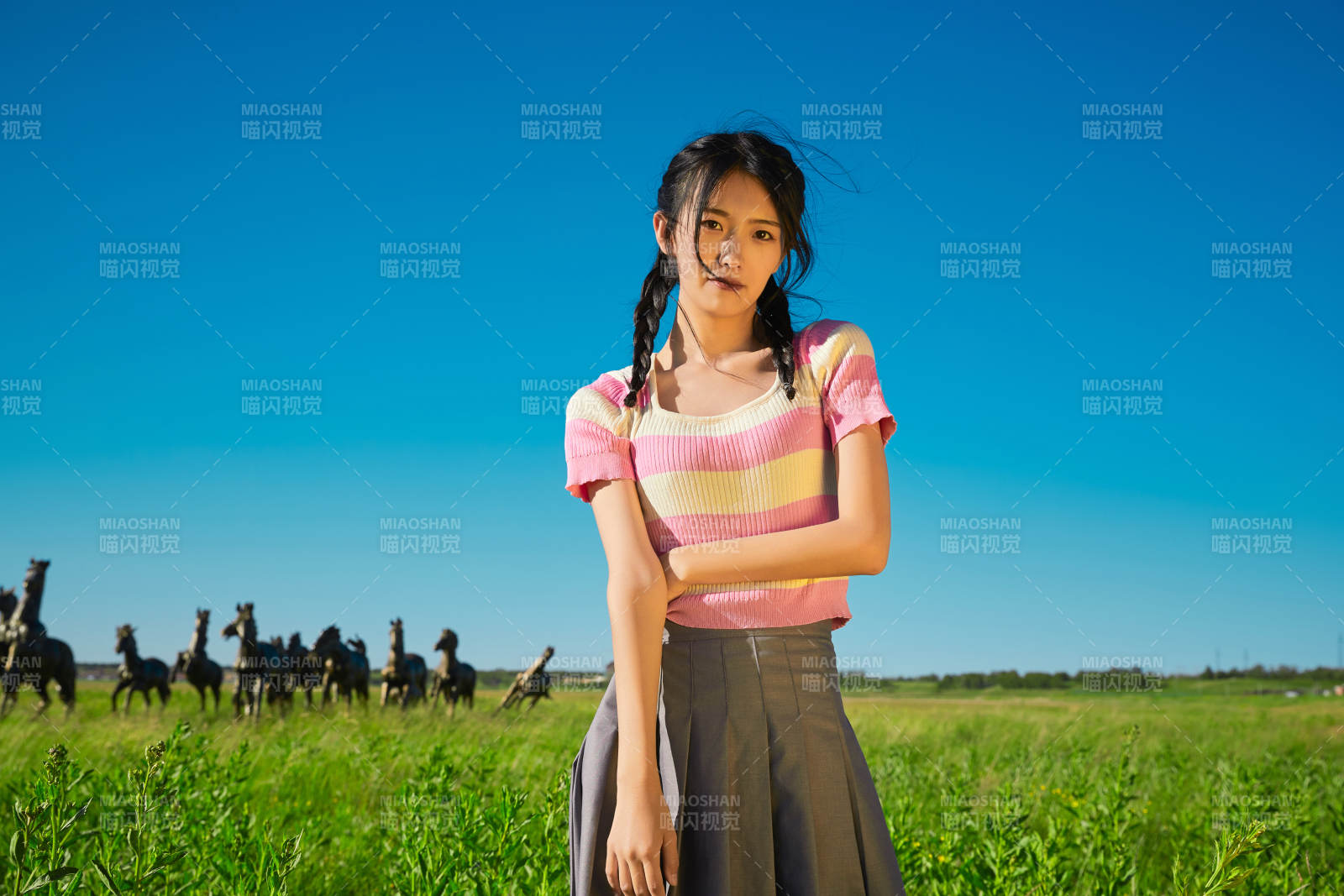 盛夏在草原湿地公园游玩的姑娘