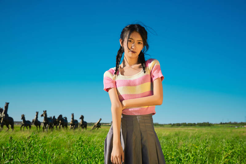 盛夏在草原湿地公园游玩的姑娘