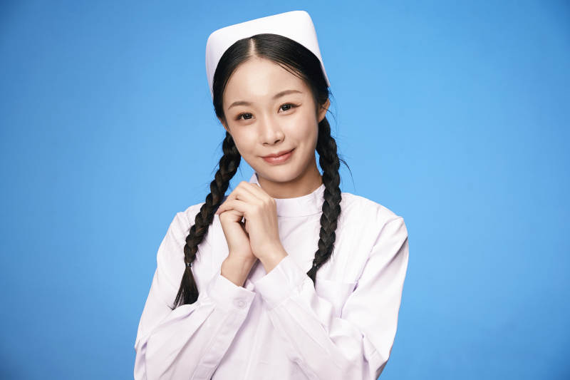 身穿白色護(hù)士服的年輕護(hù)士形象