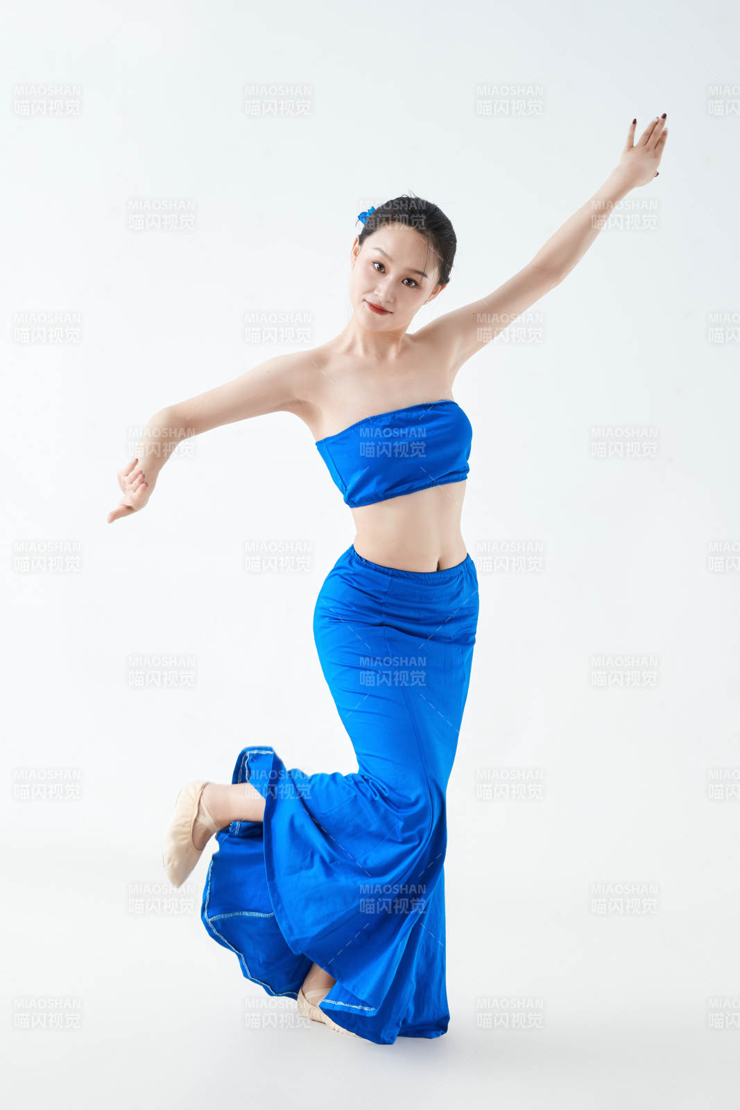 穿着傣族服饰跳孔雀舞的少女