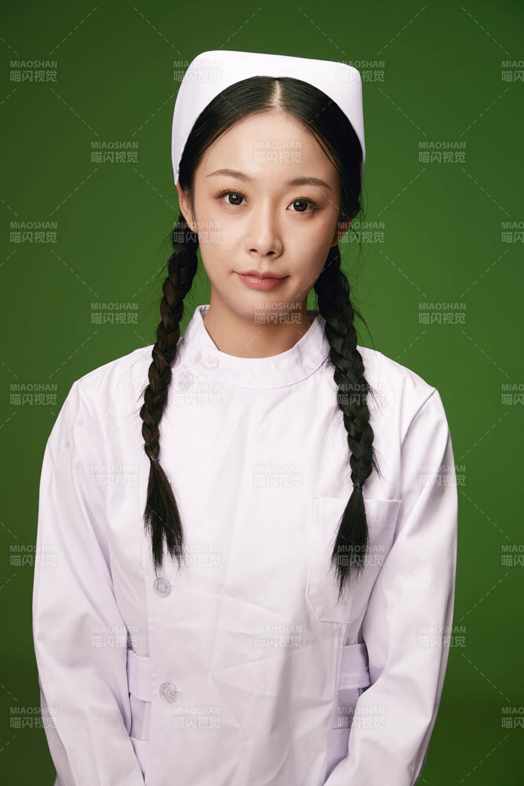 身穿白色护士服的年轻护士形象