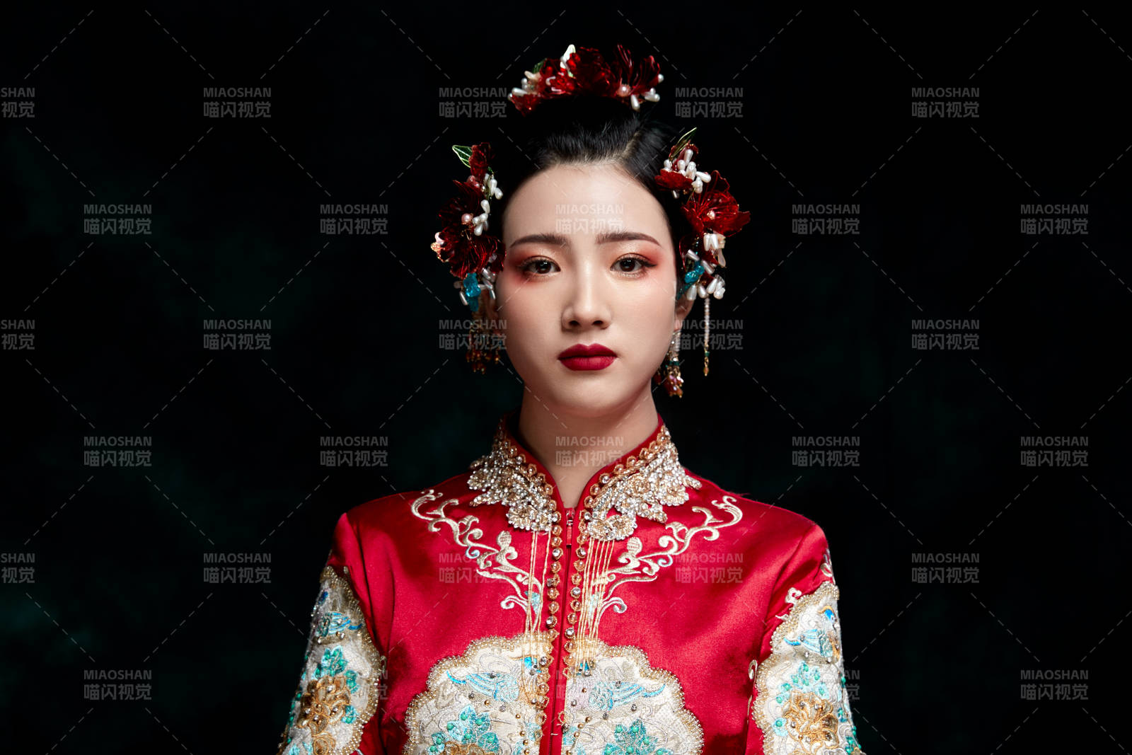 穿着中式秀禾服的亚洲少女