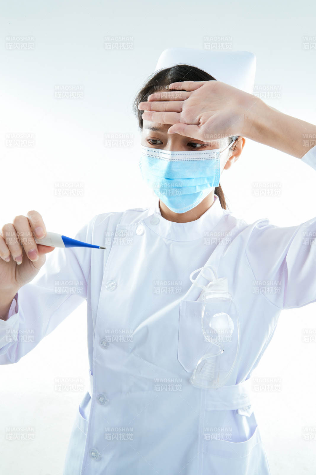 身穿护士的年轻女性医护人员