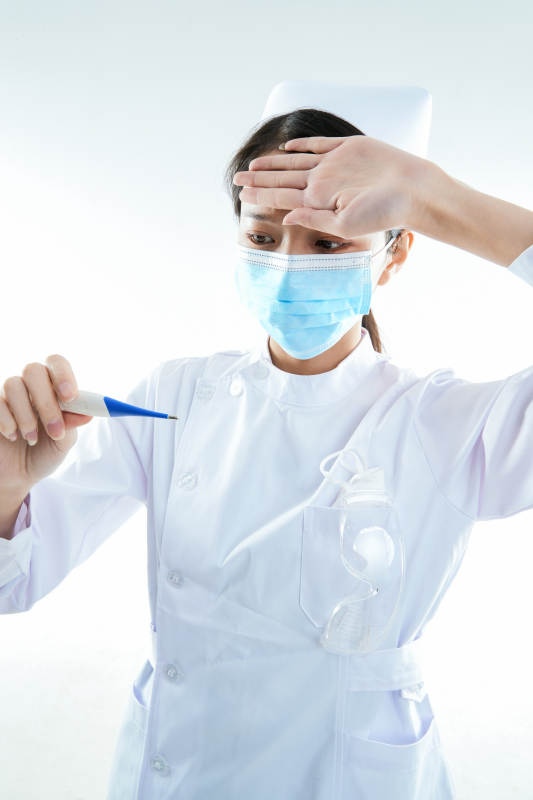 身穿护士的年轻女性医护人员