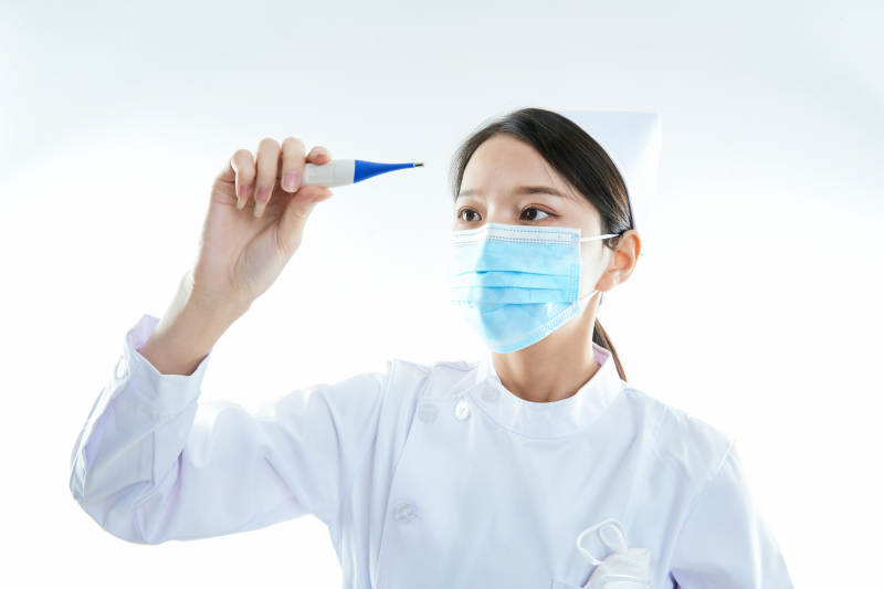 身穿护士的年轻女性医护人员