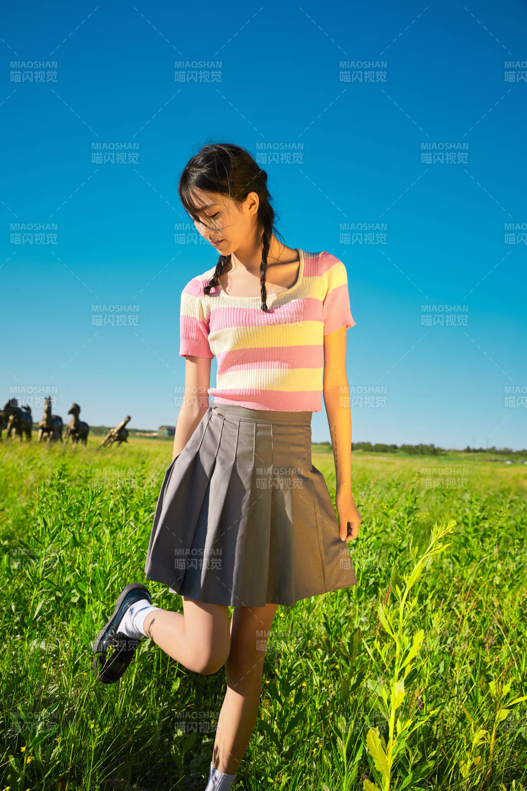 盛夏在草原濕地公園游玩的姑娘