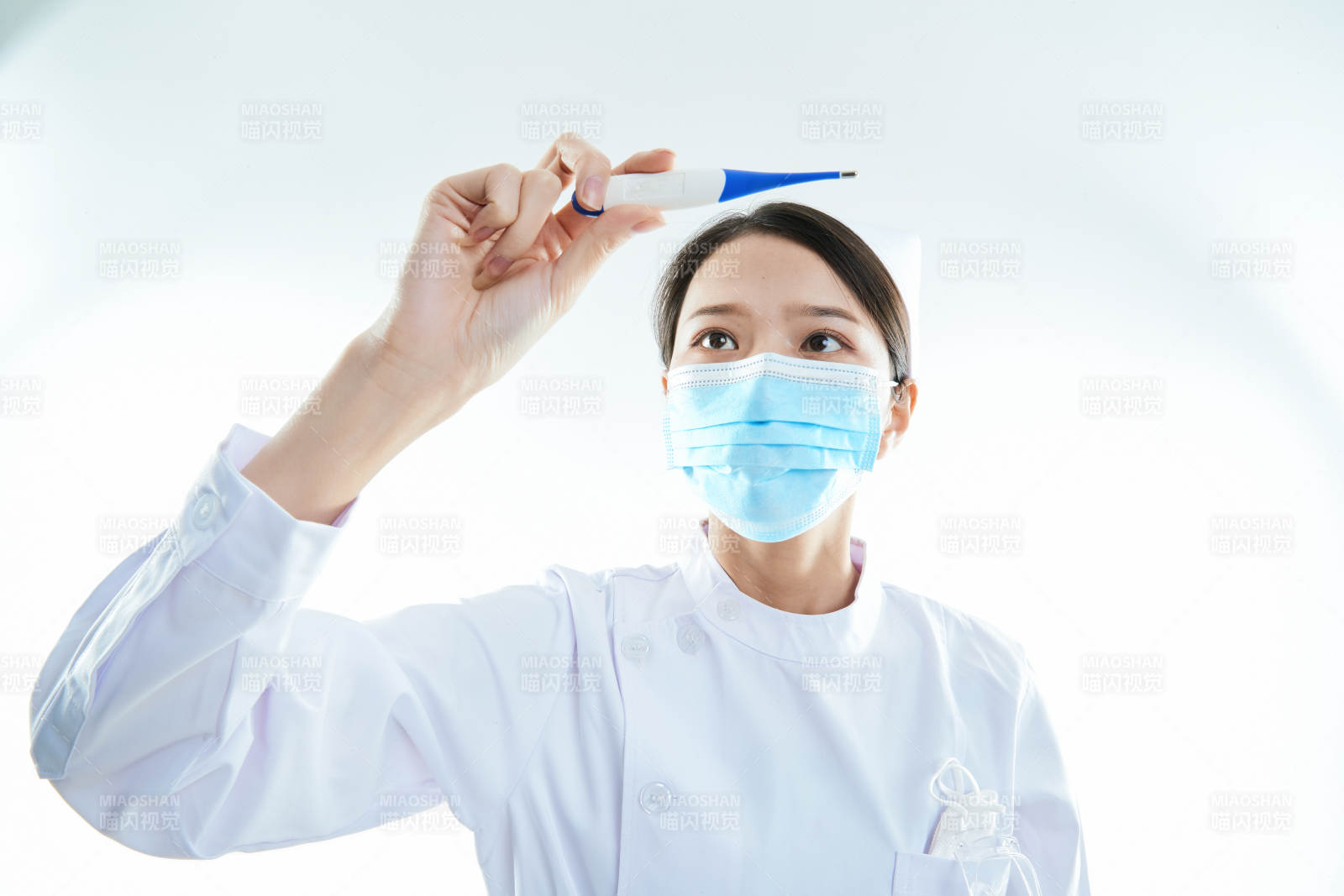 身穿护士的年轻女性医护人员