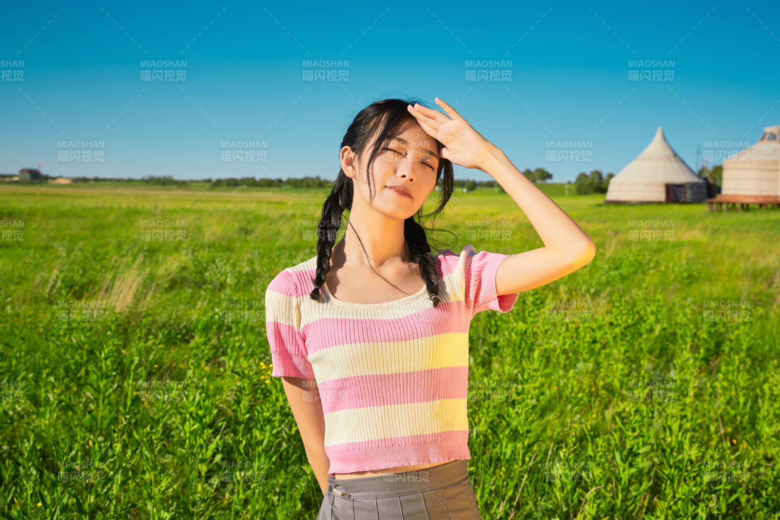 盛夏在草原濕地公園游玩的姑娘