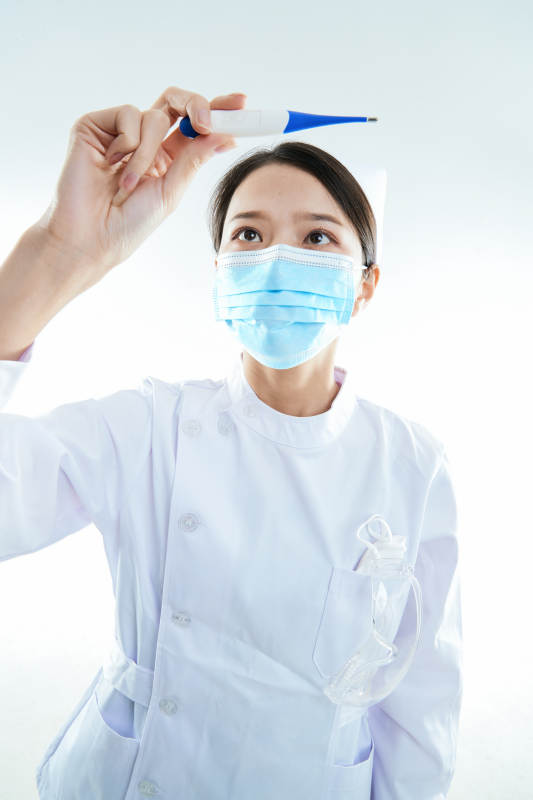 身穿护士的年轻女性医护人员