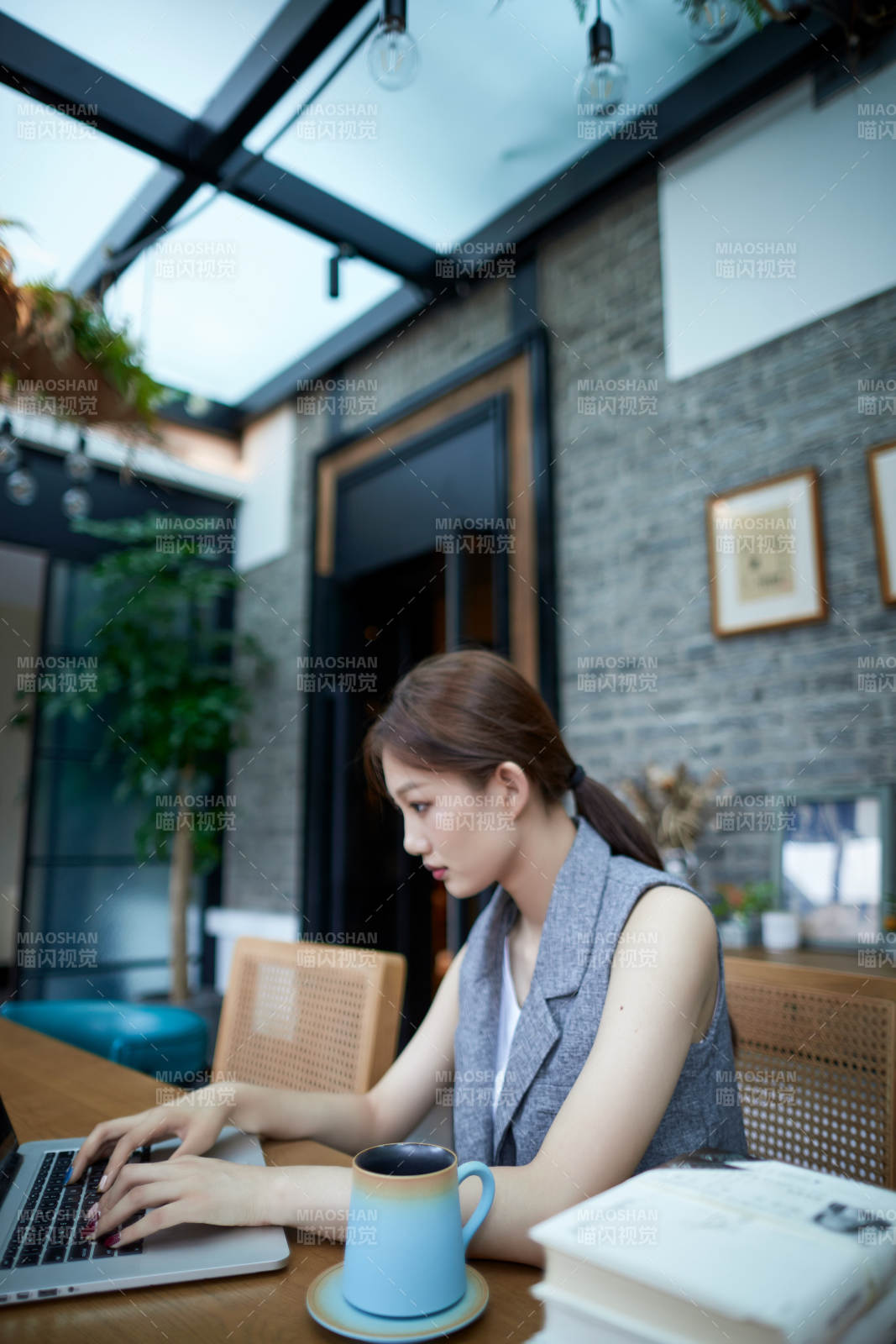 在室内使用电脑办公的亚洲白领女性