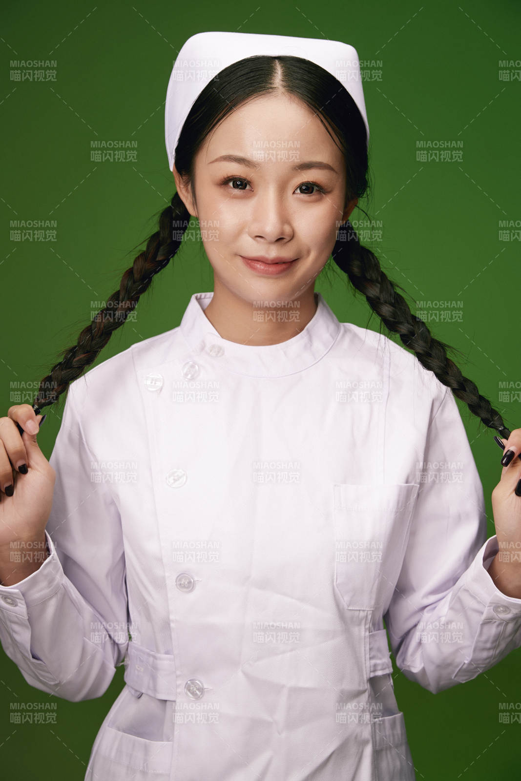 身穿白色護士服的年輕護士形象