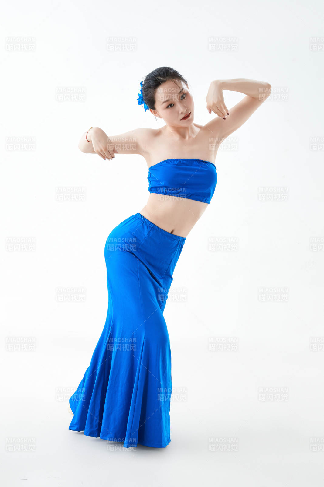 穿着傣族服饰跳孔雀舞的少女