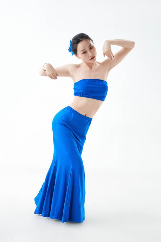 穿着傣族服饰跳孔雀舞的少女