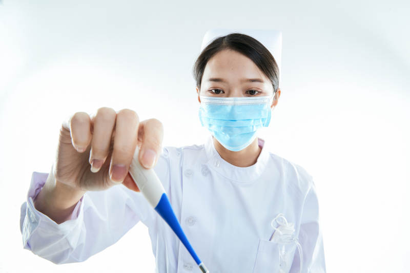 身穿护士的年轻女性医护人员