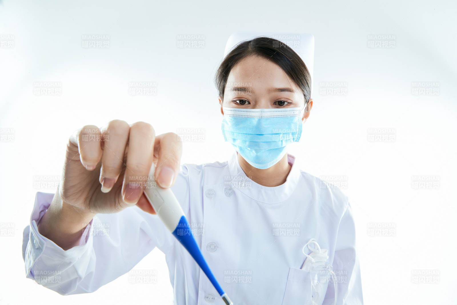 身穿护士的年轻女性医护人员