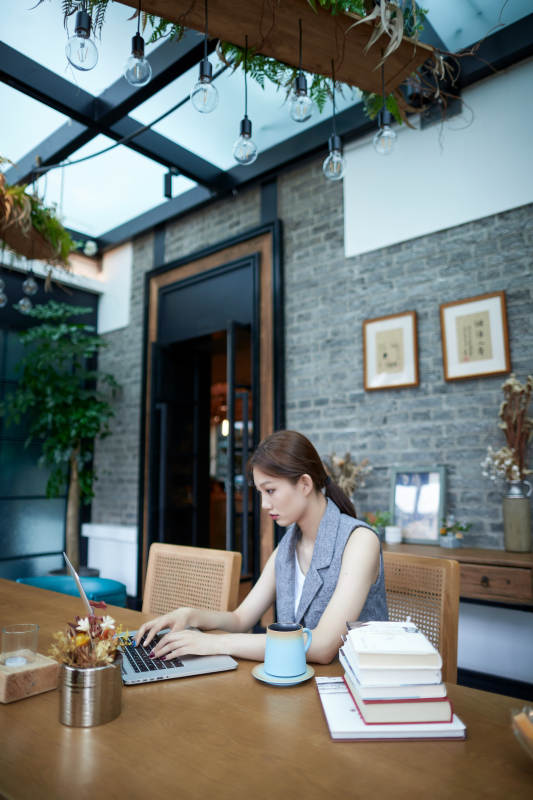 在室内使用电脑办公的亚洲白领女性