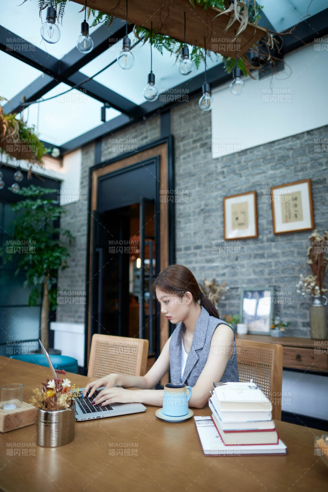 在室内使用电脑办公的亚洲白领女性