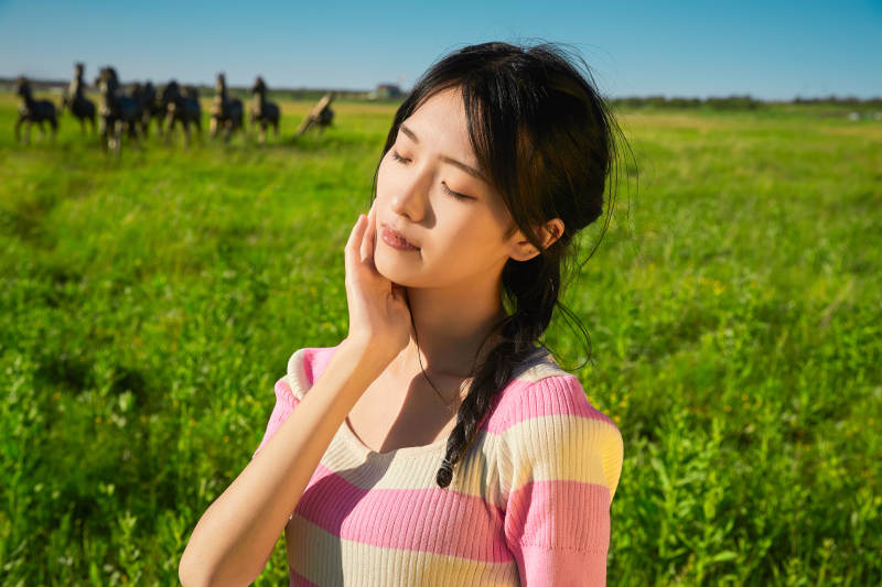 盛夏在草原湿地公园游玩的姑娘