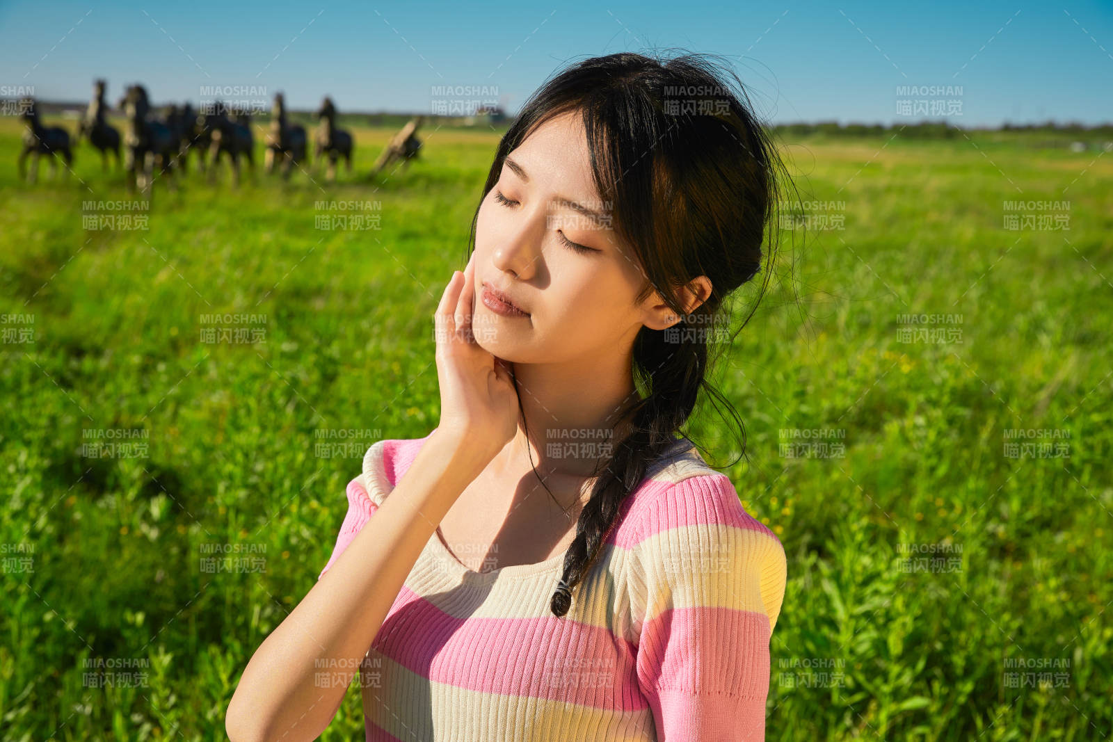 盛夏在草原湿地公园游玩的姑娘