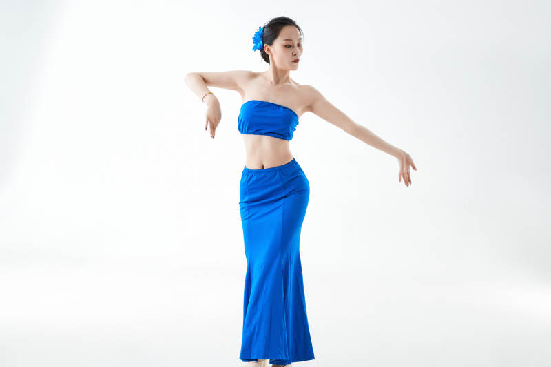 穿着傣族服饰跳孔雀舞的少女