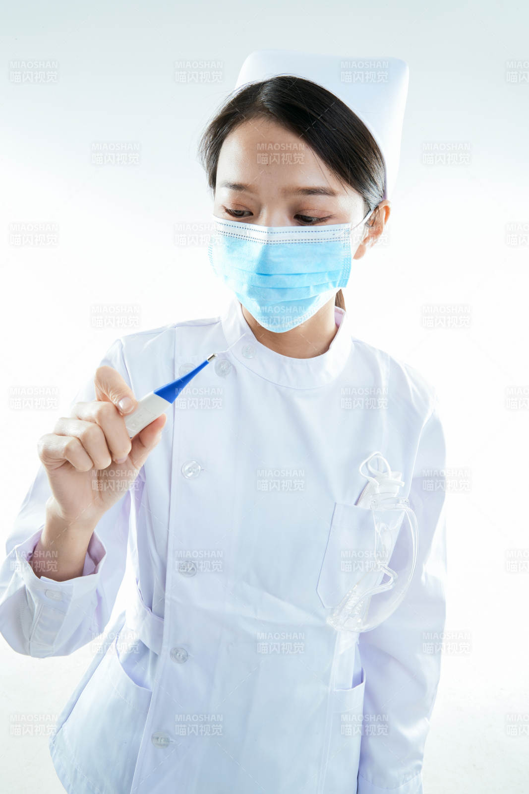 身穿护士的年轻女性医护人员