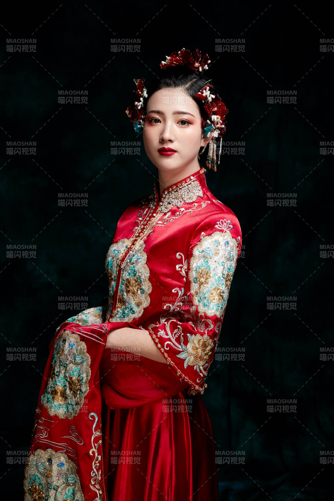 穿着中式秀禾服的亚洲少女