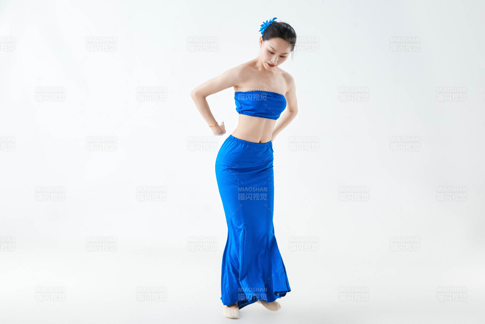 穿着傣族服饰跳孔雀舞的少女